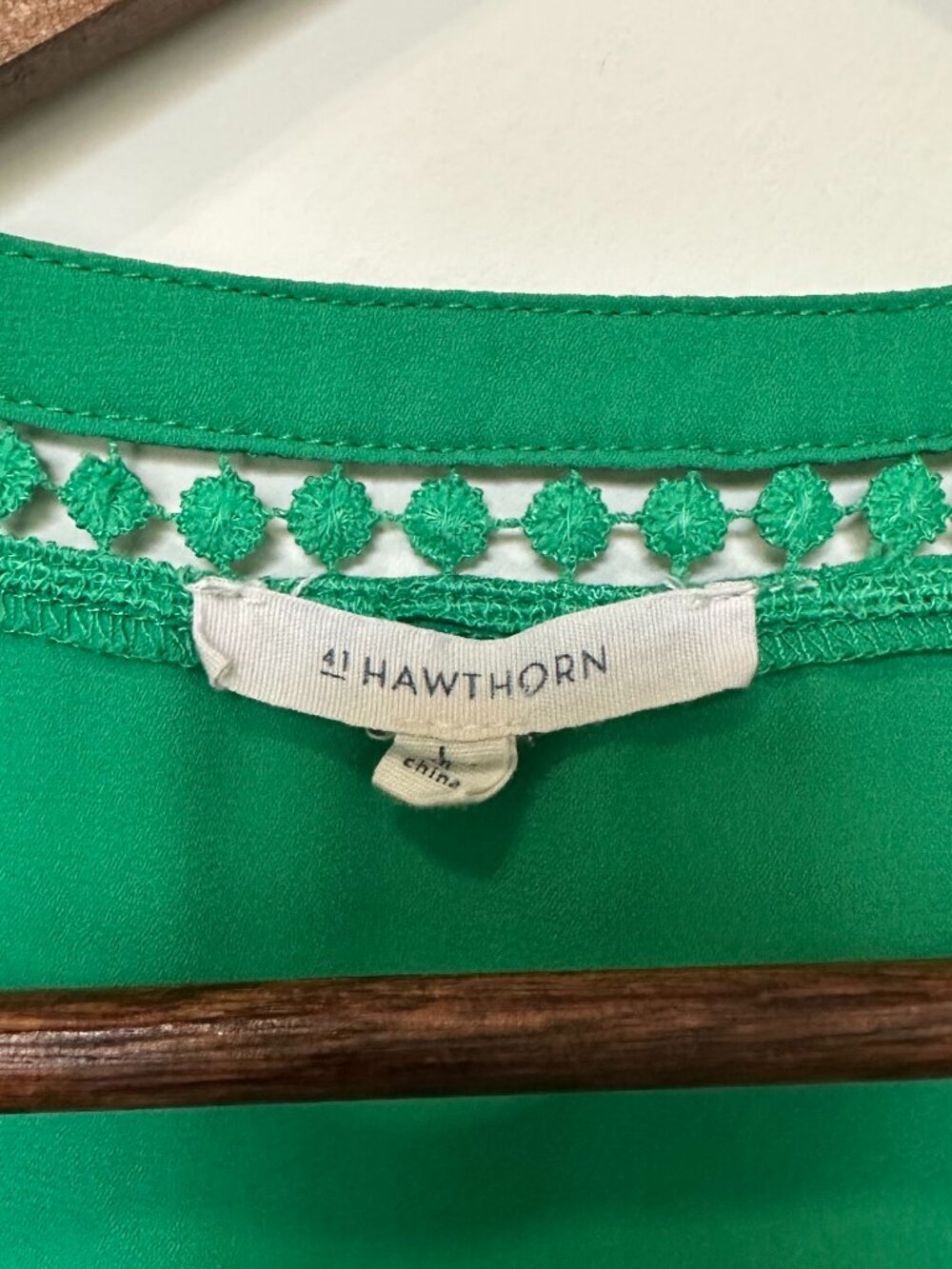 41 Hawthorn Green Sleeveless V-Neck Tank Top Crochet Trim in Size L 💚 ✨ - Picture 2 of 4
